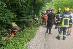 Maloljetnik ostao prikliješten ispod traktora
