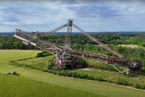 XXL bager usred polja - znamenitost ili hrpa željeza?