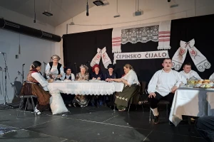 Žene su čijale perje, pjevale i razgovarale, a muškarci se družili, kartali i pijuckali rakiju