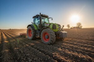 Claas Axos traktor - pravi prijatelj za svako godišnje doba