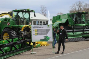 Predstavljeni novi modeli John Deere kombajna serije T i traktor serije 6M