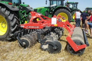 John Deere, KUHN i Bednar strojevi mamili uzdahe poljoprivrednika slatinskog kraja
