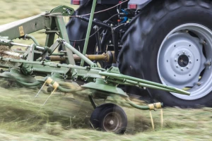 Teško ozlijeđen na polju: Prevrnuo se traktor dok je okretao sijeno