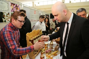 Prinos meda raste, Ferbežar širi pčelinjake