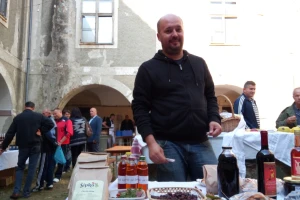 Umjesto pšenice i kukuruza obitelj Ćutuk odlučila se za plantažu šipka, imaju i svoj čaj Šipko