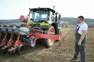 Prvi put kukuruznom sijačicom posijali luk na OPG-u Branka Pilaša