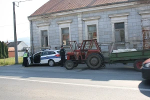 U prevrtanju traktora smrtno stradao 66-godišnjak, teške ozljede zadobio 64-godišnjak