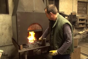 Josip Čavajda jedan je od posljednjih kovača iz čije radionice izlaze motike i drugi alat
