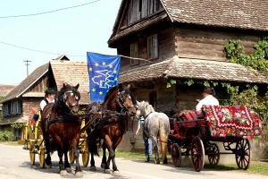 Krapje - selo graditeljske baštine s 80 drvenih kuća