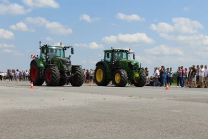 John Deere 6215 R – najbrži je traktor FarmShow-a!