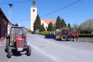 Kad oni ne mogu do njih, vlasnicima traktora 'dovezli' stanicu za tehnički pregled
