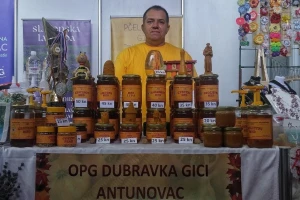 Usprkos pomoru pčela izvrcao dvije tone meda