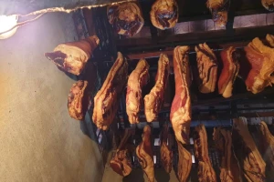 Ložio vatru u pušnici, ostao bez suhomesnatih proizvoda