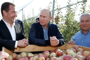 Putin i Medvedev posjetili voćnjak: Branit ćemo se fudžina jabukama