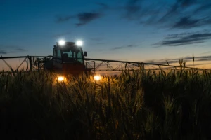 Treća smjena: 6 razloga za prskanje pesticidima noću