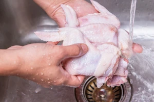 Pranje sirove piletine može uzrokovati trovanje hranom?