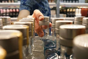 Žesta sve popularnija - globalno prodano skoro jednako boca žestokih pića kao i vina