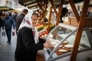 Sir i vrhnje u rashladnim vitrinama na tržnicama