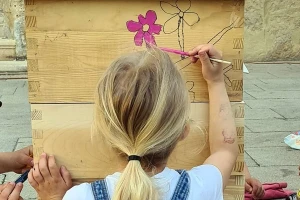 Vrtićarci oslikavali košnice pčelama za njihov dan