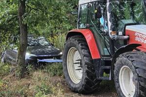 Tesla zaglavio na planinarskoj stazi, iz šume ga izvukao traktor Steyr