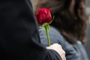 Žene prve u koloni - nadali su se da neće pucati. Greška